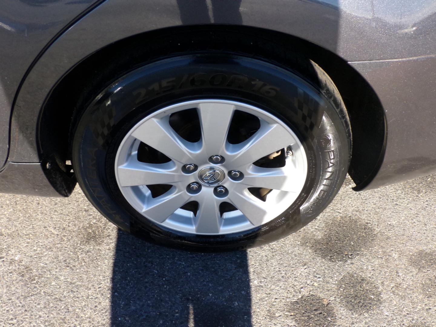 2009 Gray Toyota Camry Hybrid Sedan (4T1BB46K29U) with an 2.4L L4 DOHC 16V HYBRID engine, CVT transmission, located at 5700 Curlew Drive, Norfolk, VA, 23502, (757) 455-6330, 36.841885, -76.209412 - Photo#11